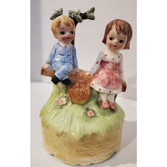 Lefton Music Box With Boy And Girl Sitting Together On A Bench Made In Japan - Picture 1 of 6